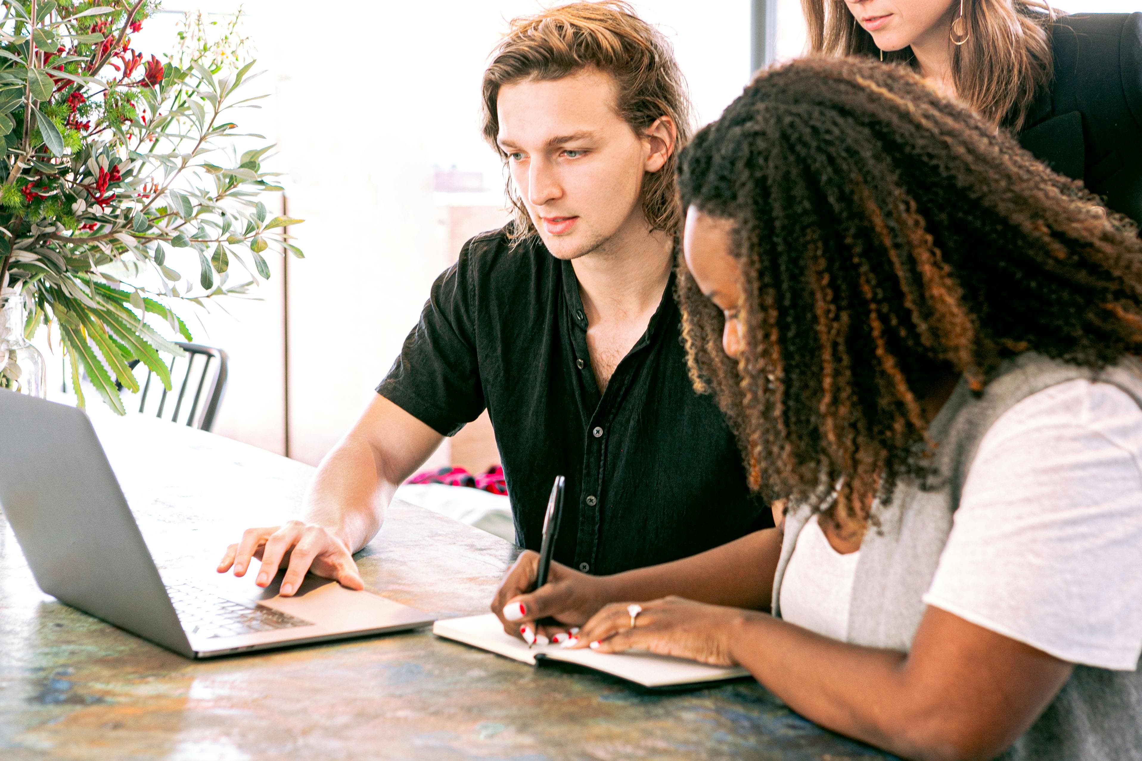 Top 10 AI Side Hustles That Can Make You $100/Day (Even If You’re a Beginner)
